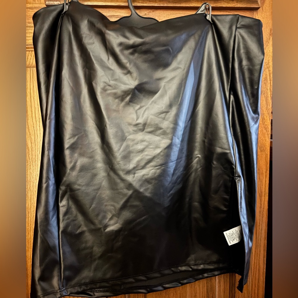 Leather skirt ￼